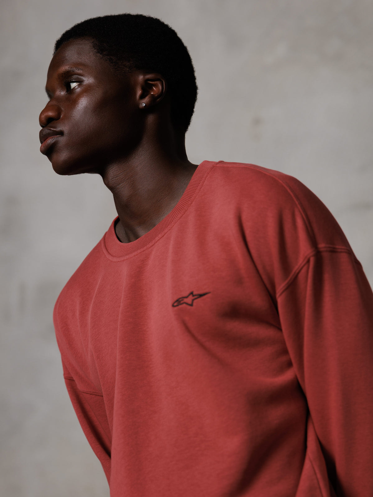 Alpinestars Essentials Ageless Crew sweatshirt, röd tröja med svart logotyp, unisex collegetröja, mjuk bomullsblandning, casual streetwear