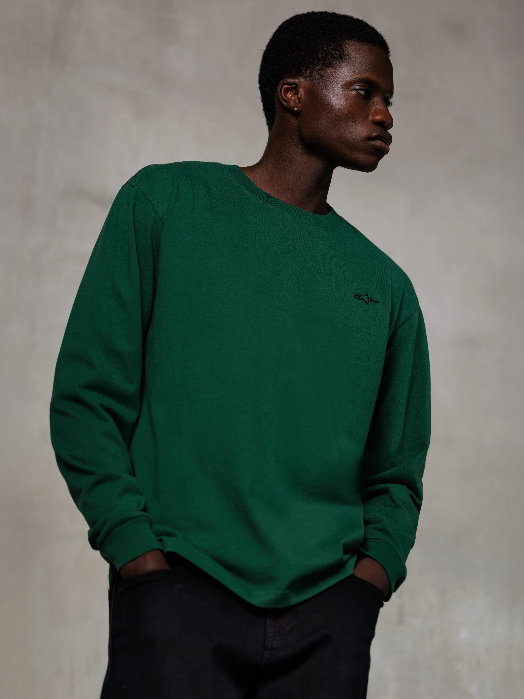 Alpinestars Essentials Ageless LS Tee, långärmad t-shirt, Pine Green, liten svart logotyp på bröstet, rund halsringning, avslappnad passform, premium ekologisk bomull, casual streetwear