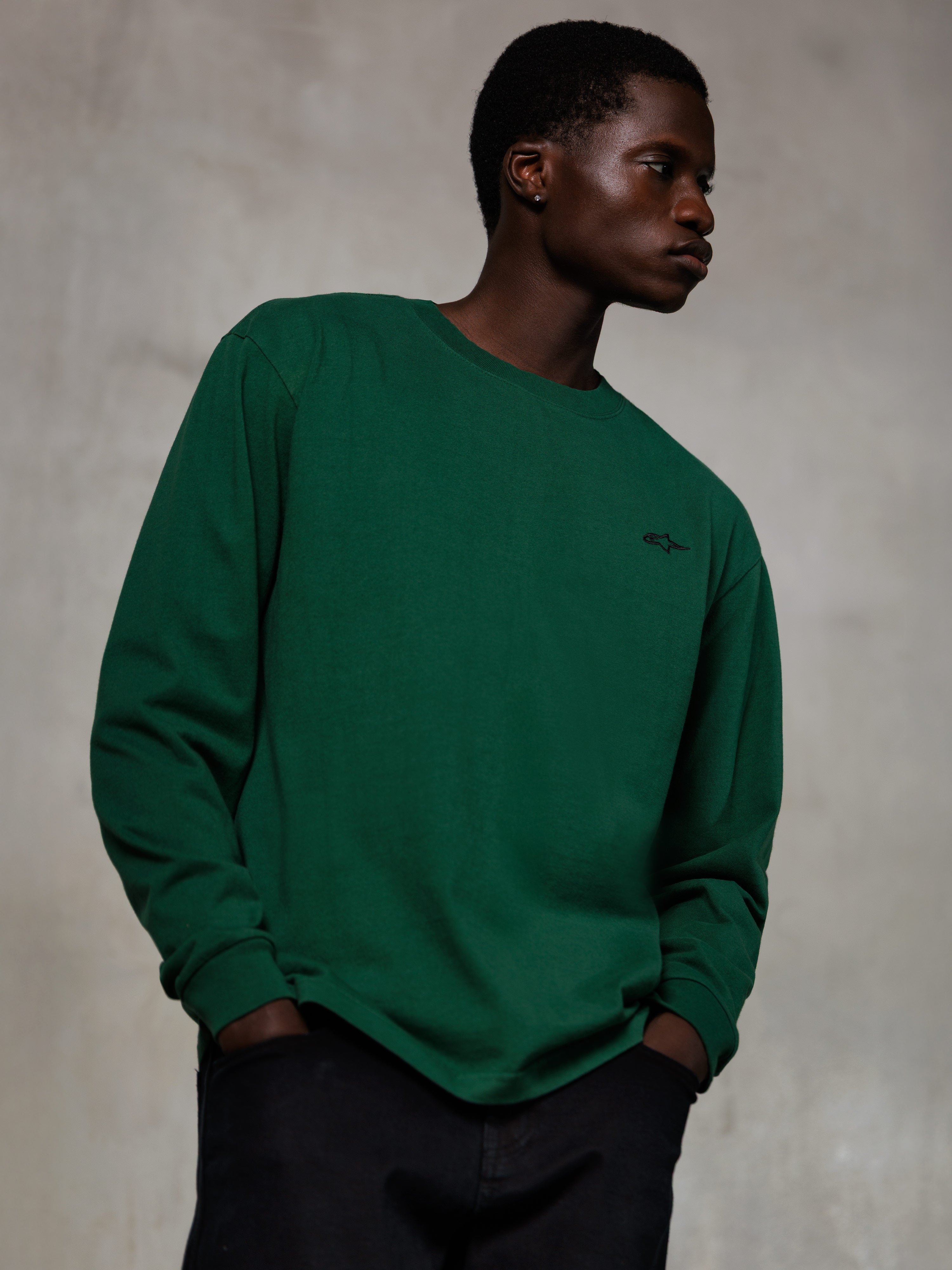 Alpinestars Essentials Ageless LS Tee, långärmad t-shirt, Pine Green, liten svart logotyp på bröstet, rund halsringning, avslappnad passform, premium ekologisk bomull, casual streetwear