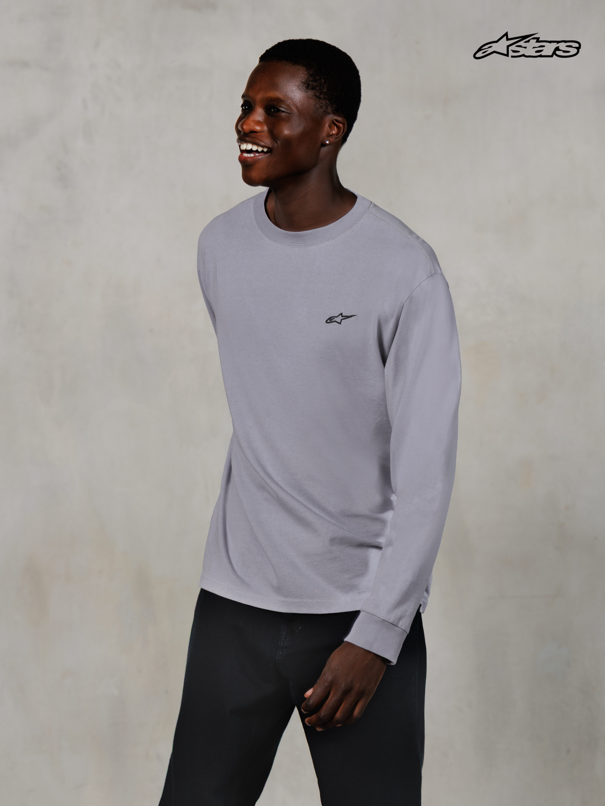 Alpinestars Essentials Ageless långärmad t-shirt, vardaglig långärmad tröja, silver, bars av en manlig modell, 100% ekologisk bomullsjersey