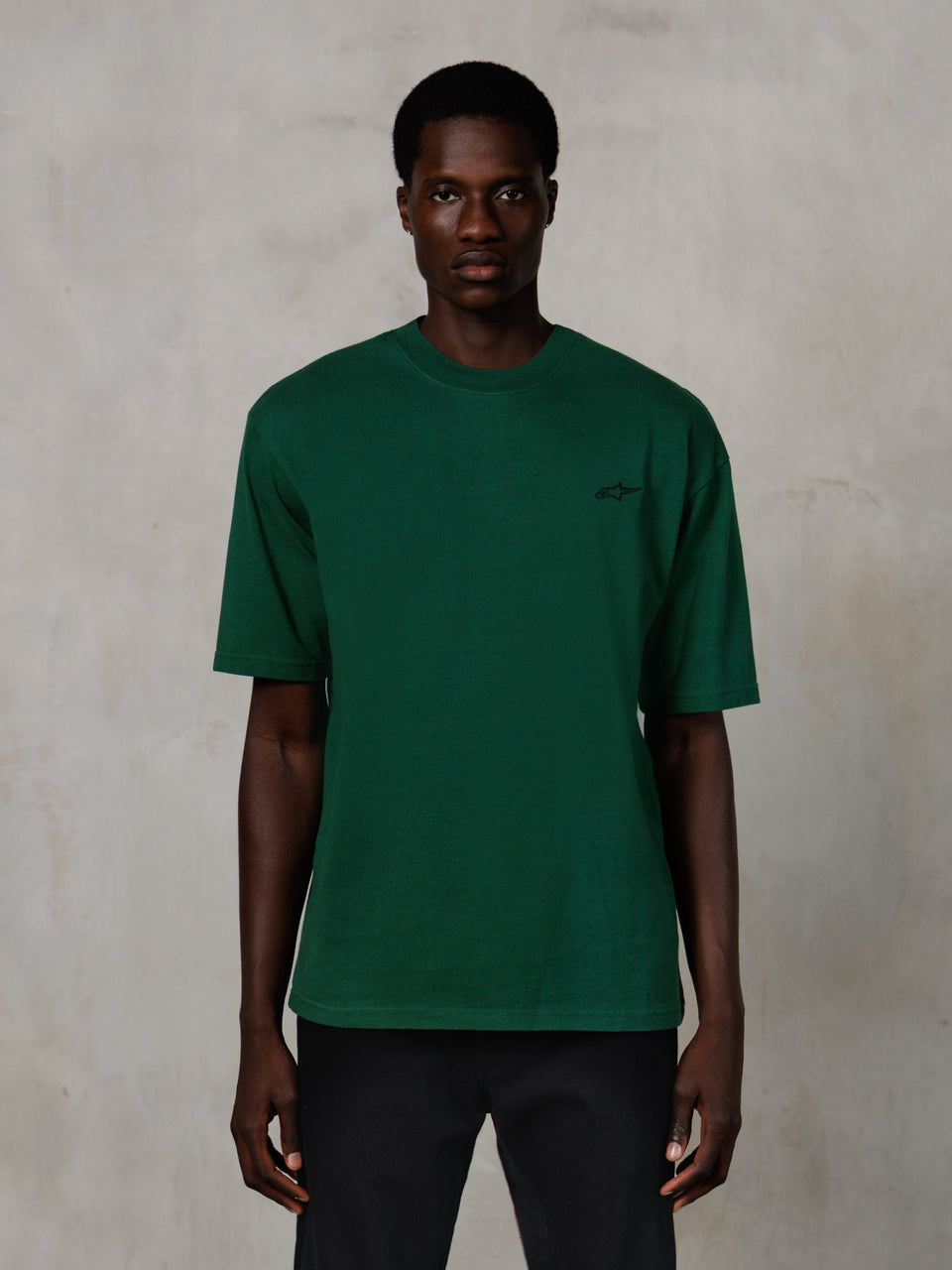 Alpinestars Essentials Ageless SS Tee, kortärmad t-shirt, tallgrön, med en liten svart logotyp på bröstet, avslappnad passform, vardaglig streetwear