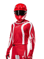 2024 Fluid Lurv Jersey, motocrosströja, Mars Red och vit, bärs med matchande röd hjälm och handskar, djärv sportig design med vita svängda ränder och Alpinestars-logotyper
