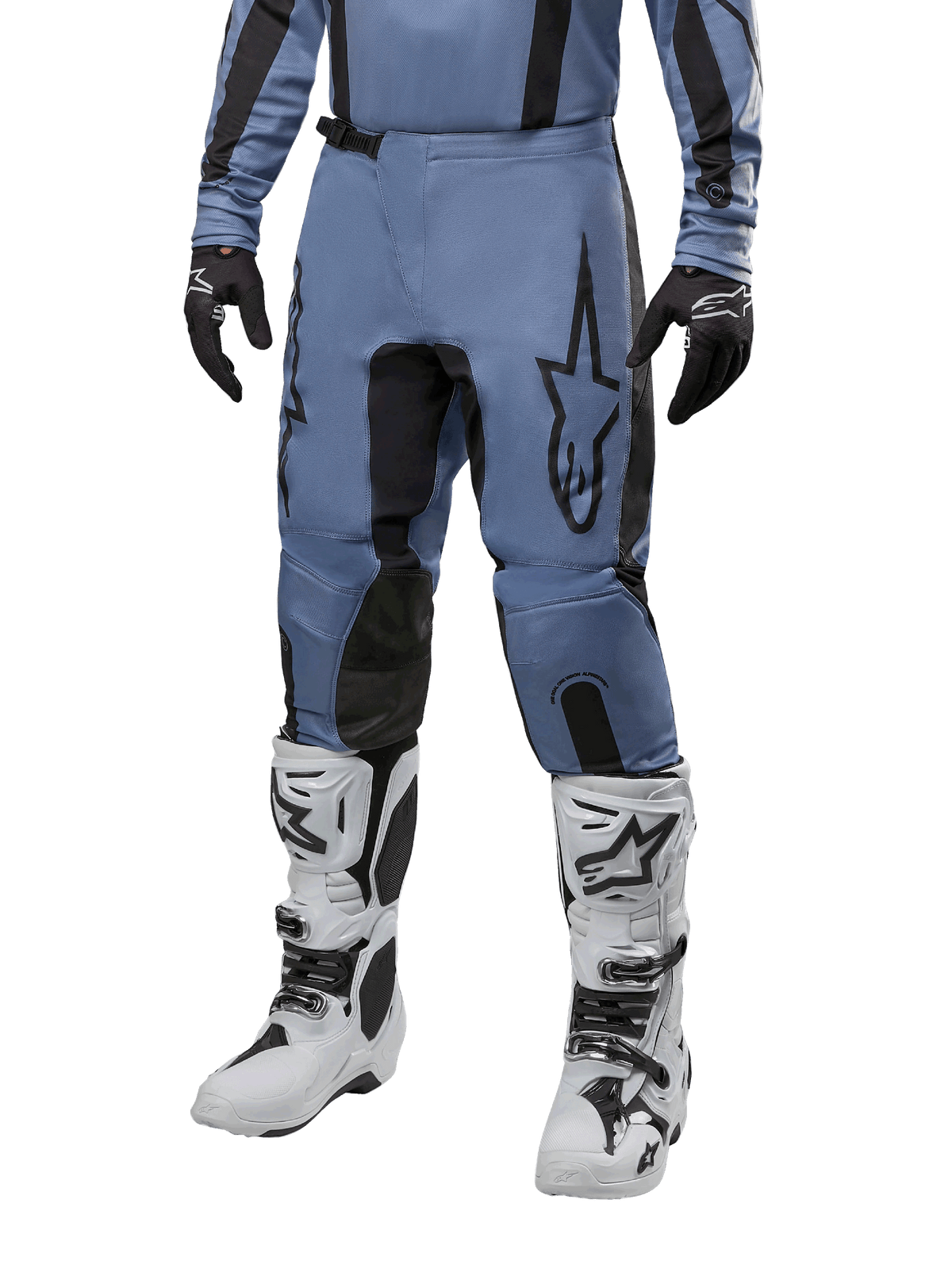 Alpinestars 2024 Fluid Lurv byxor, motocrossbyxor, ljusblå och svarta, bärs med matchande långärmad tröja och vita motocross-stövlar, med en framträdande svart stjärnlogotyp på låret och förstärkta innerpaneler på knäna, frontvy mot vit bakgrund
