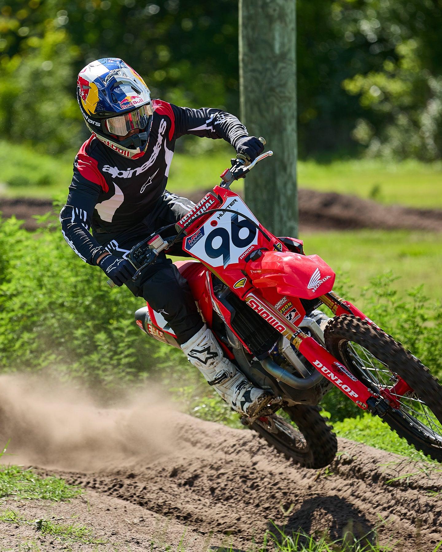Alpinestars 2025 Fluid Haul utrustningsset, svart och vit motocrosströja och byxor på röd Honda, motocrossförare 96.