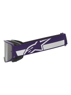 Alpinestars Limited Edition HUNTA96 XXV Supertech Vision Goggles, motocrossglasögon, lila och vit, sidoprofil som visar ett brett lila band med vit Alpinestars-stjärnlogotyp och rand, silverspegel-lins, högpresterande terrängglasögon