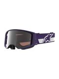 Alpinestars Limited Edition HUNTA96 XXV Supertech Vision-glasögon, motocrossglasögon, lila och vita med silverspegel-lins, med texten "ONE GOAL. ONE VISION." på linsen, brett justerbart band med framträdande Alpinestars-logotyp, högpresterande skyddsglasögon för terrängkörning
