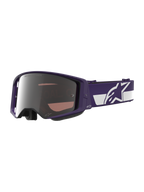 Alpinestars Limited Edition HUNTA96 XXV Supertech Vision-glasögon, motocrossglasögon, lila och vita med silverspegel-lins, med texten "ONE GOAL. ONE VISION." på linsen, brett justerbart band med framträdande Alpinestars-logotyp, högpresterande skyddsglasögon för terrängkörning