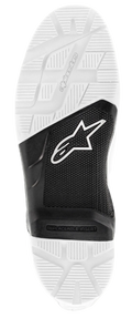 Alpinestars Tech 7 Enduro-sula, utbytbar yttersula i gummi, svart och vit, vy underifrån som visar texturerat mönster med dobbar, vit Astars-logotyp på svart mittsektion och präglad Alpinestars-logotyp, reservdel för terrängstövlar