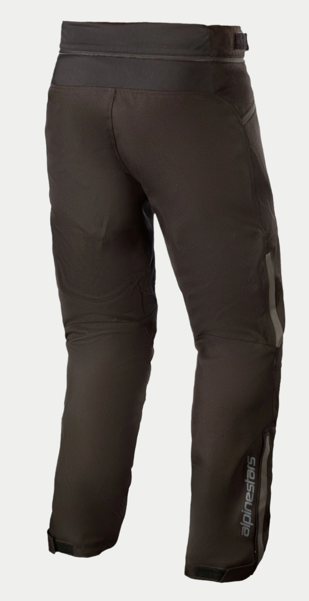 Alpinestars AST-1 V2 Waterproof Pants - Short, svarta motorcykelbyxor, vy bakifrån med slitstark textilkonstruktion, reflekterande Alpinestars-logotyp på underbenet, dragkedja i midjan för jackanslutning och justerbart midjebälte med kardborre