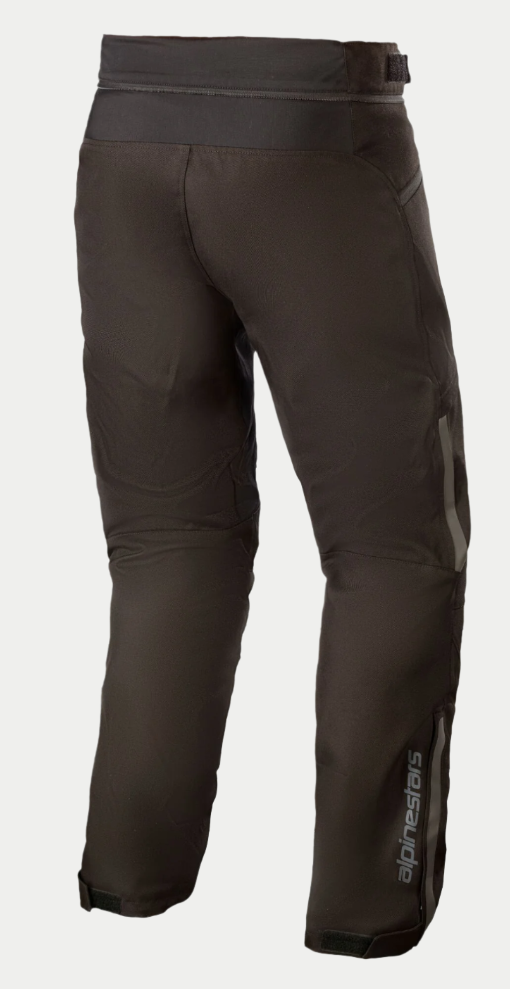 Alpinestars AST-1 V2 Waterproof Pants - Short, svarta motorcykelbyxor, vy bakifrån med slitstark textilkonstruktion, reflekterande Alpinestars-logotyp på underbenet, dragkedja i midjan för jackanslutning och justerbart midjebälte med kardborre