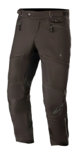 Alpinestars AST-1 V2 Waterproof Pants - Short, svarta vattentäta motorcykelbyxor för touring, vattentät textilkonstruktion, fickor med dragkedja och justerbar midja, förböjda ben med reflekterande logotyp