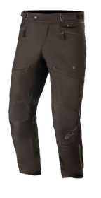 Alpinestars AST-1 V2 Waterproof Pants - Short, svarta vattentäta motorcykelbyxor för touring, vattentät textilkonstruktion, fickor med dragkedja och justerbar midja, förböjda ben med reflekterande logotyp