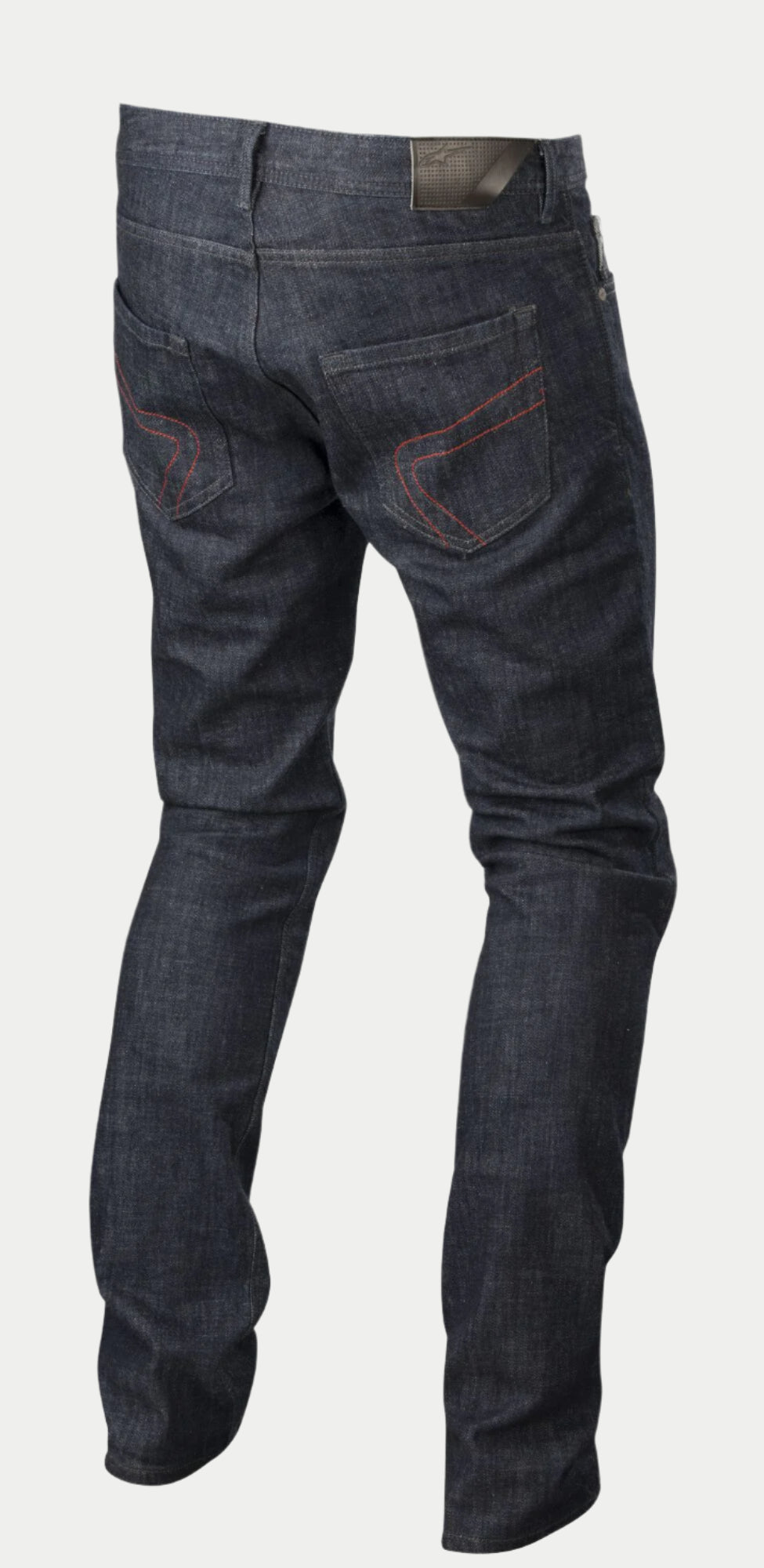 Alpinestars Copper Denim byxor, urbana motorcykeljeans, mörkblå och röda, sedda bakifrån med dekorativa röda sömmar på bakfickorna, läderlapp för bälte, rak passform