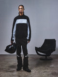 Alpinestars RSRV Track Jacket, svart och grå trackjacka med stjärnlogo, person håller svart hjälm, modern motorsport streetwear, minimalistisk design