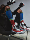 Alpinestars RSRV Legacy Shoe, röda och vita sneakers med svarta detaljer, premiumskor med logotyp, person bär färgglada strumpor och svarta handskar