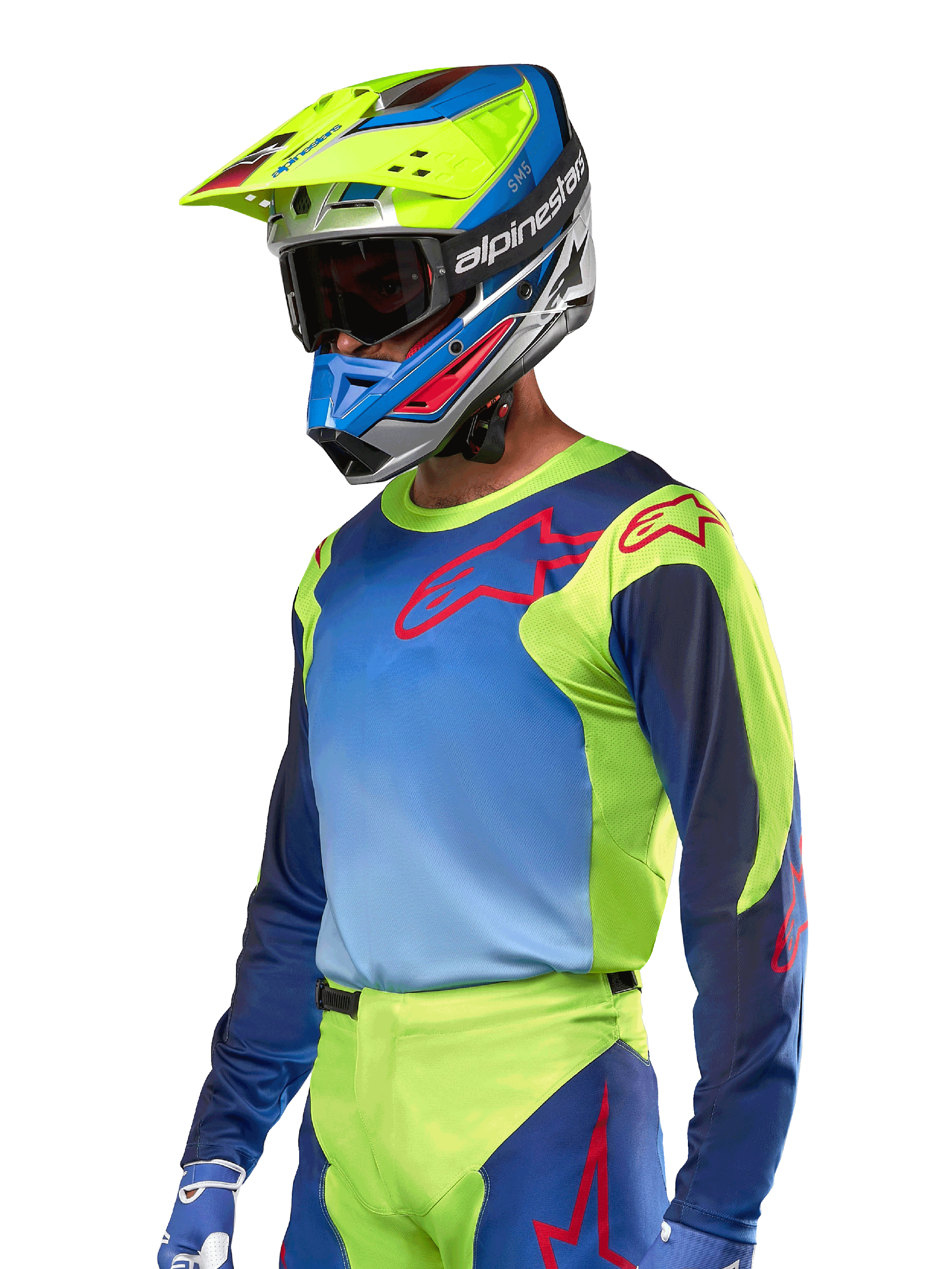 Alpinestars 2024 Racer Hoen-tröja, motocrosströja, neongul och mörkblå med röda logotyper, bärs med en matchande gul, blå och röd hjälm samt blå handskar, färgstark utrustning för terrängkörning