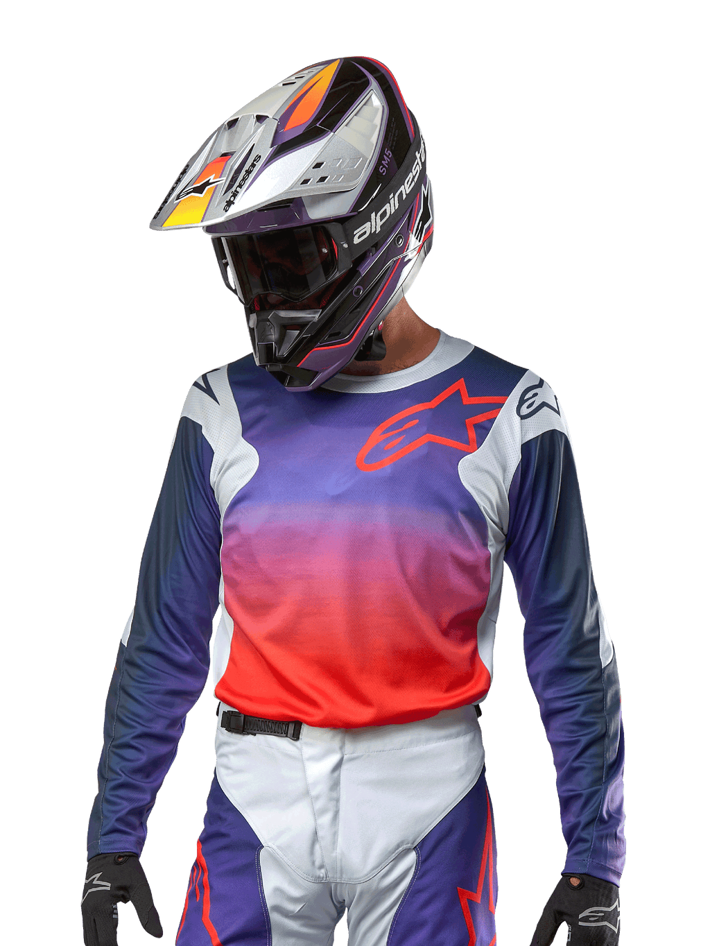 Alpinestars 2024 Racer Hoen Jersey, motocrosströja, lila och starkt orange gradient med mörkblå ärmar, ljusgrå axelpaneler, bärs med matchande racingbyxor och hjälm, komplett utrustning för terrängkörning