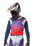 Alpinestars 2024 Racer Hoen Jersey, motocrosströja, lila och starkt orange gradient med mörkblå ärmar, ljusgrå axelpaneler, bärs med matchande racingbyxor och hjälm, komplett utrustning för terrängkörning