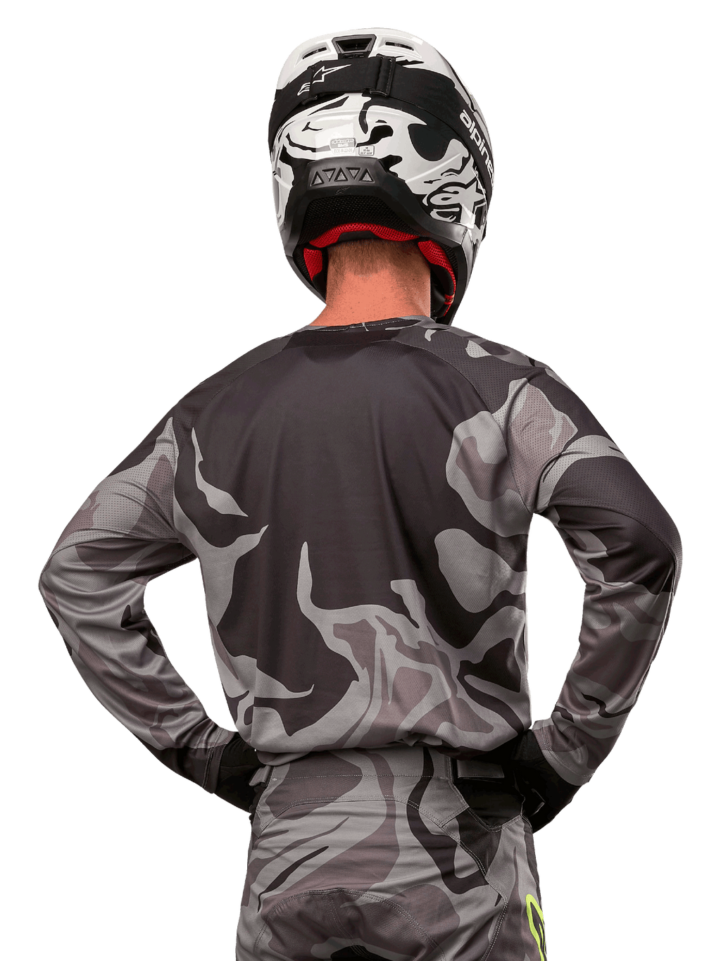 Alpinestars 2024 Racer Tactical-tröja, motocrosströja, Cast Gray Camo Magnet, ryggvy som visar grått och svart kamouflagemönster, bärs med matchande byxor och en svartvit hjälm, professionell racingutrustning för terrängkörning