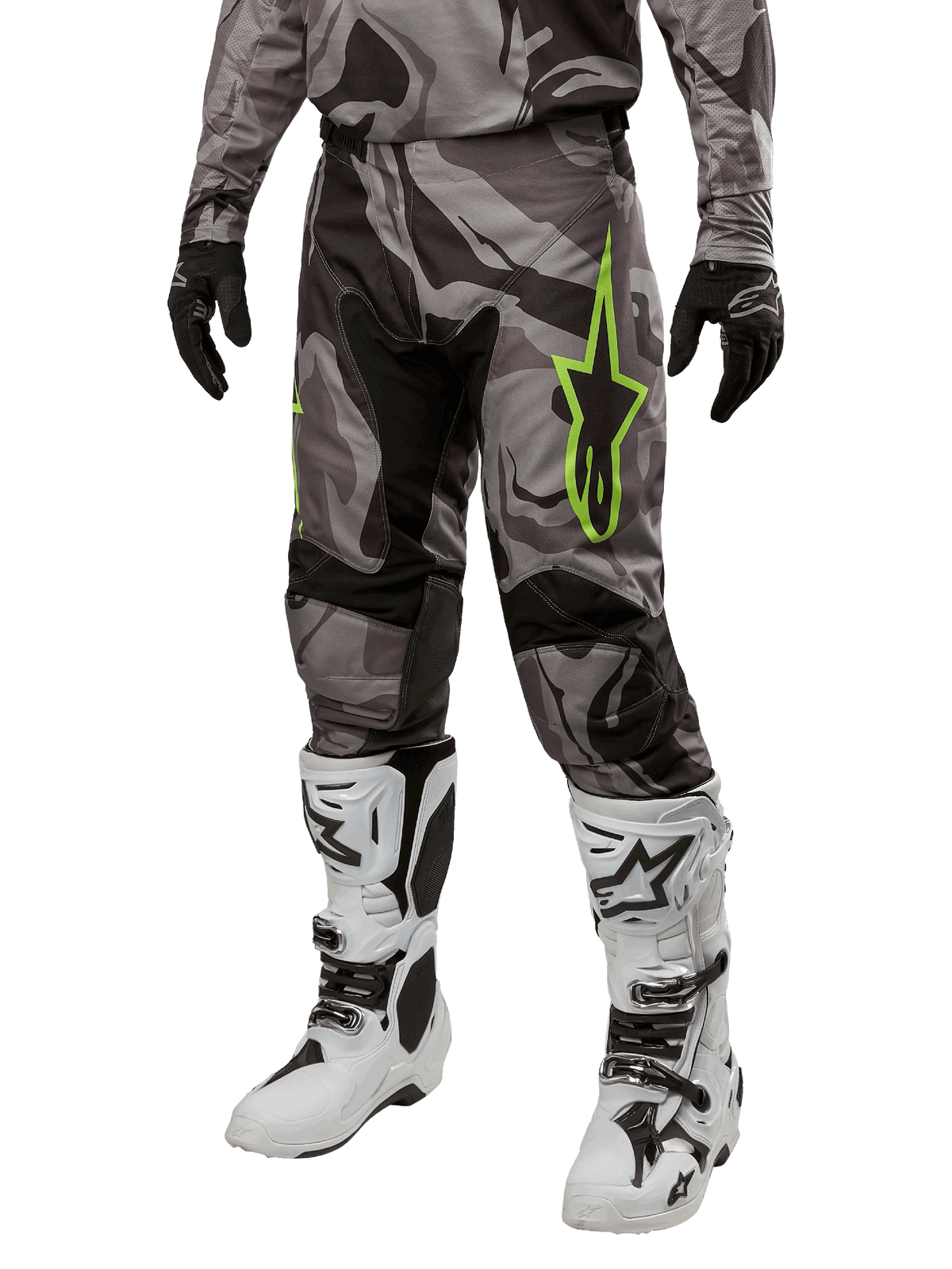 Alpinestars 2024 Racer Tactical byxor, motocrossbyxor, grått och svart kamouflage, limegrön stjärnlogotyp, bärs med vita och svarta stövlar och svarta handskar, terrängkörningsutrustning