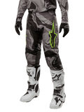 Alpinestars 2024 Racer Tactical byxor, motocrossbyxor, grått och svart kamouflage, limegrön stjärnlogotyp, bärs med vita och svarta stövlar och svarta handskar, terrängkörningsutrustning