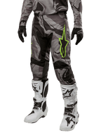 Alpinestars 2024 Racer Tactical byxor, motocrossbyxor, grått och svart kamouflage, limegrön stjärnlogotyp, bärs med vita och svarta stövlar och svarta handskar, terrängkörningsutrustning