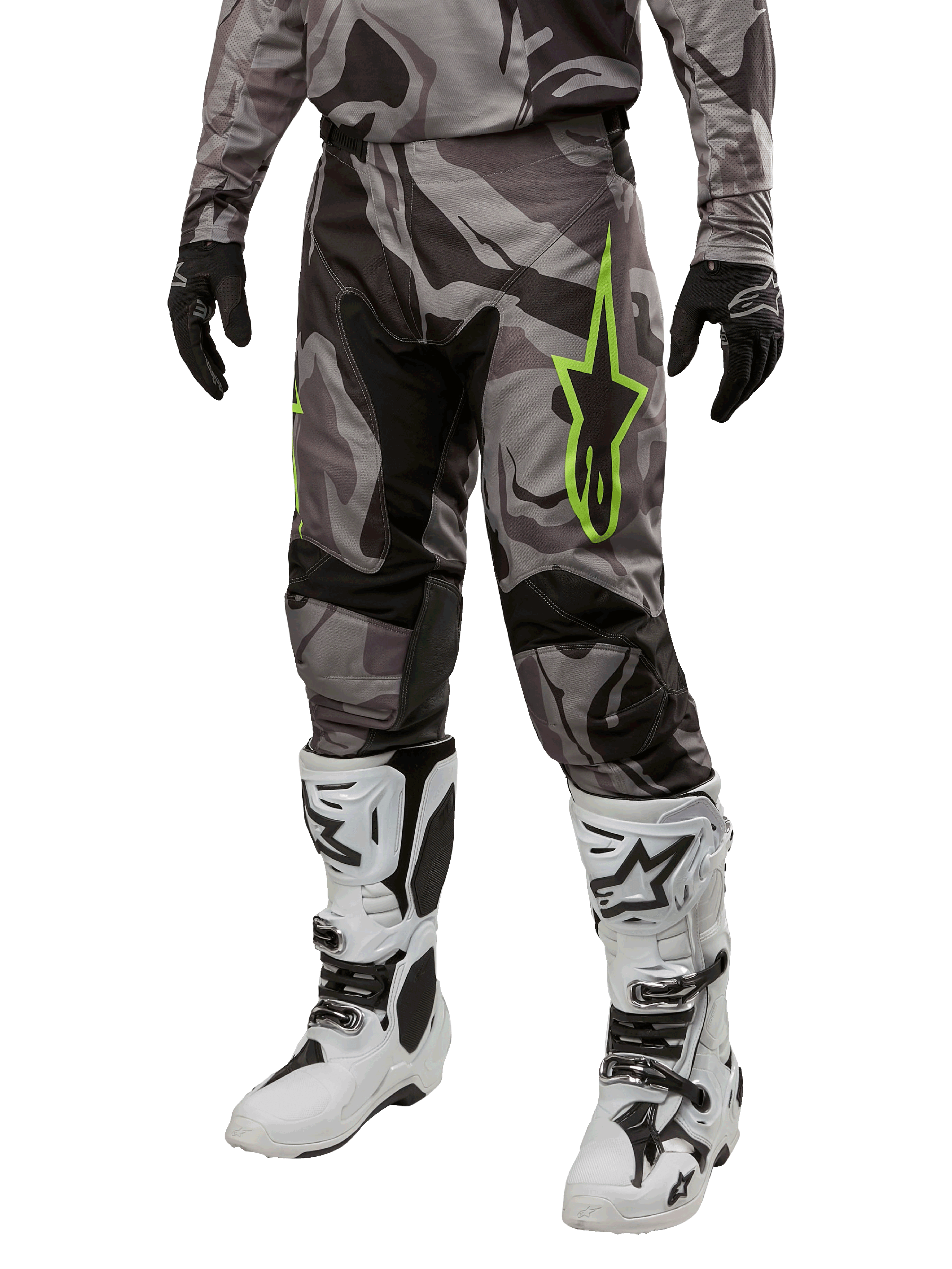 Alpinestars 2024 Racer Tactical byxor, motocrossbyxor, grått och svart kamouflage, limegrön stjärnlogotyp, bärs med vita och svarta stövlar och svarta handskar, terrängkörningsutrustning