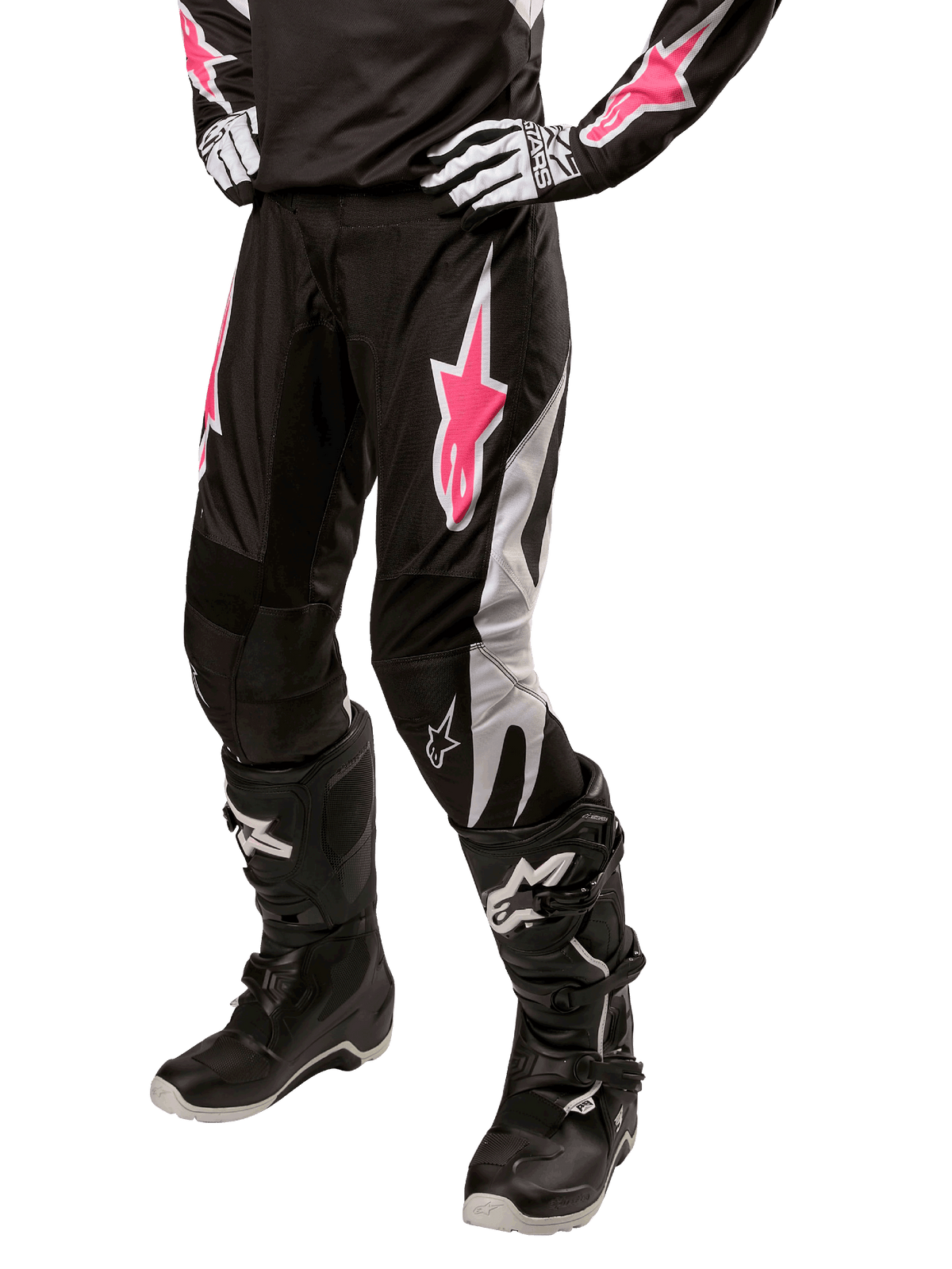 Alpinestars Stella Fluid Pant 2024 för damer, motocrossbyxor, svarta och vita med rosa detaljer, bärs med matchande skyddsutrustning inklusive stövlar och handskar, slitstarkt och flexibelt material för terrängkörning