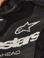 Närbild av Alpinestars Stella GP-R7 2-delat läderställ i svart, med perforerade läderpaneler, en stor vit Alpinestars-logotyp på bröstet och ventilerande sektioner i stretchtyg.