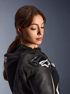 Alpinestars Stella GP-R7 2-delat läderställ för damer, närbild av axelpartiet i svart läder med DFS RR-skydd, vit stjärnlogotyp, integrerad aeropuckel och perforerade detaljer.