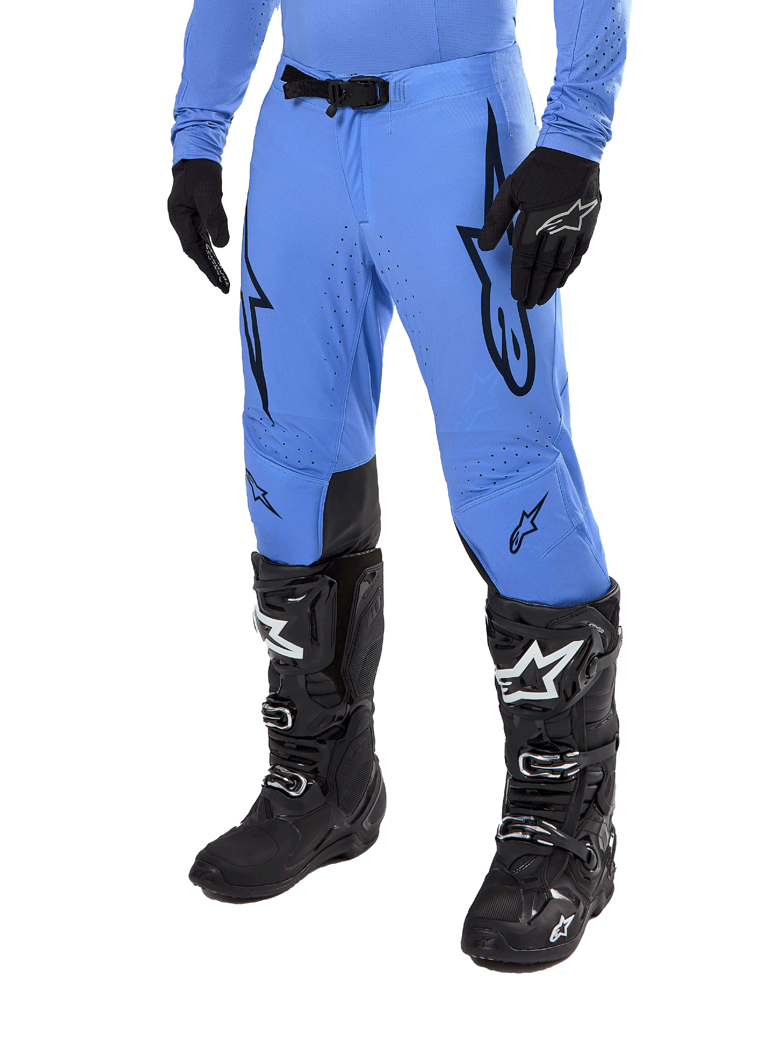 Alpinestars 2024 Supertech Dade-byxor, motocrossbyxor, ljusblå med svarta grafiska logotyper, med ventilerade perforeringar och ett magnetiskt midjespänne, kombinerade med svarta tekniska racingstövlar och handskar, professionell terrängracingutrustning