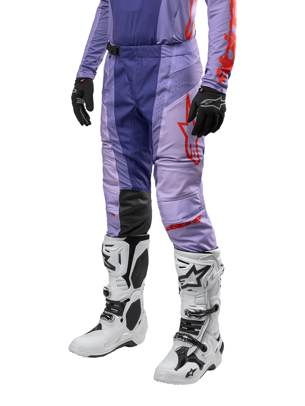 Alpinestars 2024 Techstar Ocuri byxor, motocrossbyxor i lila och stark orange, vita motorcykelstövlar med svarta detaljer, svarta handskar, atletisk racingdesign med ventilationshål och stretchmaterial för optimal rörelsefrihet vid terrängkörning.