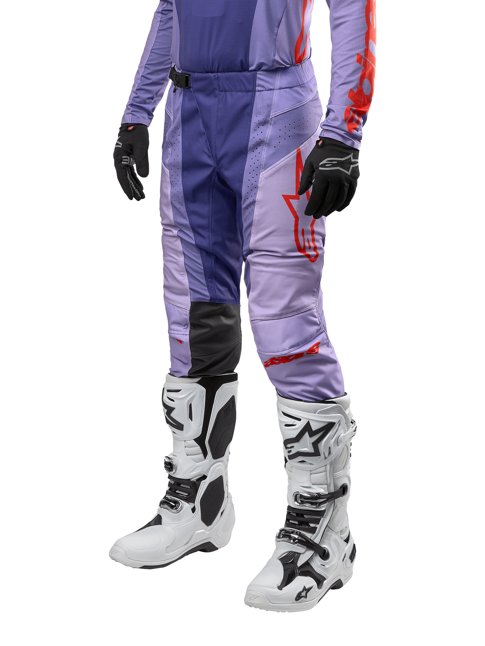 Alpinestars 2024 Techstar Ocuri byxor, motocrossbyxor i lila och stark orange, vita motorcykelstövlar med svarta detaljer, svarta handskar, atletisk racingdesign med ventilationshål och stretchmaterial för optimal rörelsefrihet vid terrängkörning.