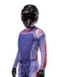 Alpinestars 2024 Techstar Ocuri-tröja, motocross-racingtröja, lila och orange, långärmad med laserutskurna perforeringar för ventilation, atletisk tävlingspassform, bärs med svart motocrosshjälm och handskar