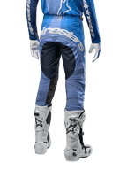 Alpinestars 2024 Techstar Pneuma byxor, motocrossbyxor, mörk marinblå och ljusblå, vy bakifrån med framträdande vit logotyp på sätet och förstärkta svarta paneler, matchade med vita Tech 10 motocross-stövlar.