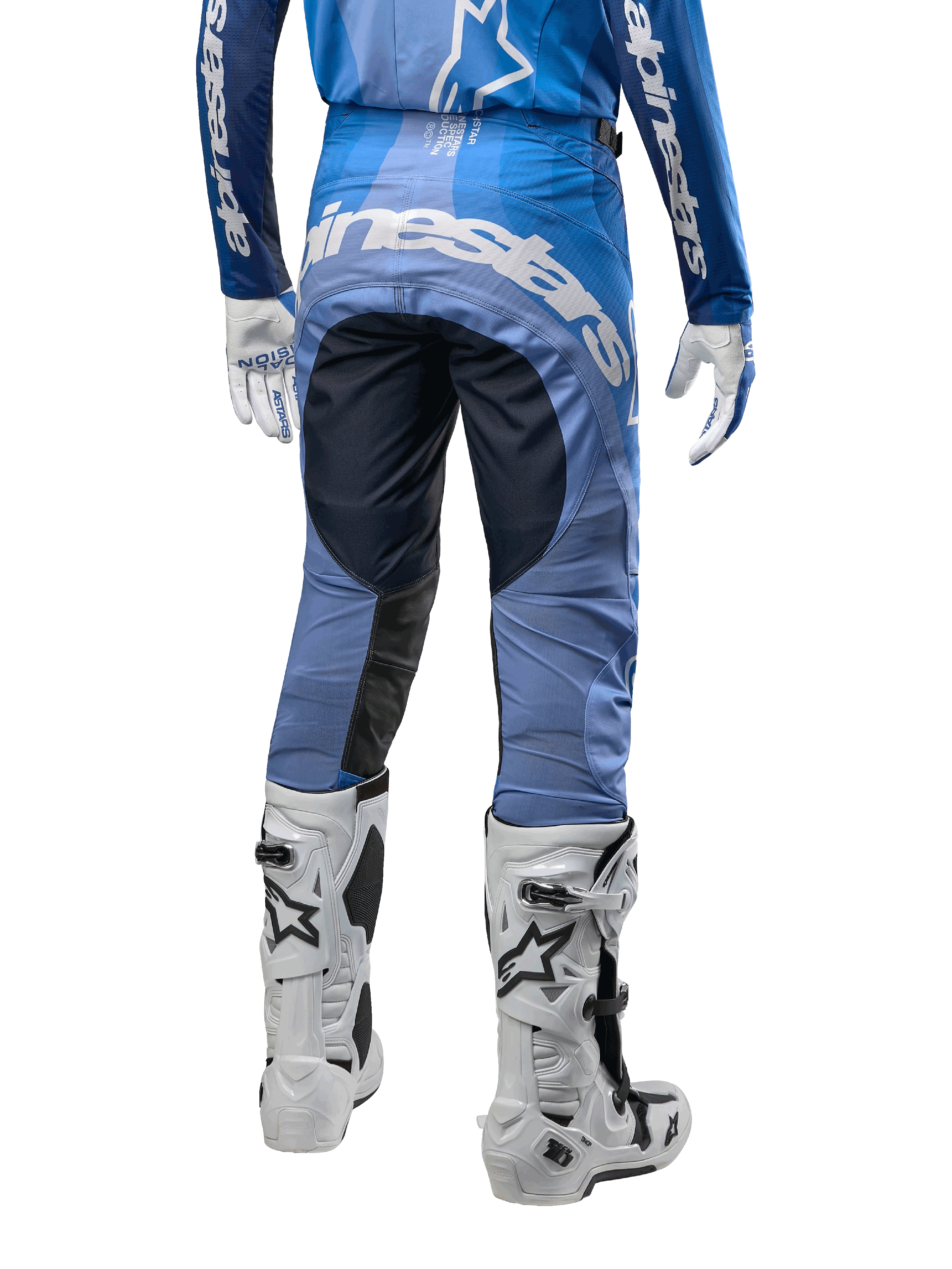 Alpinestars 2024 Techstar Pneuma byxor, motocrossbyxor, mörk marinblå och ljusblå, vy bakifrån med framträdande vit logotyp på sätet och förstärkta svarta paneler, matchade med vita Tech 10 motocross-stövlar.