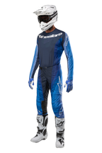 Alpinestars 2024 Techstar Pneuma-byxor, motocrossbyxor, mörkblå och ljusblå, komplett racing-kit med matchande tröja, vit hjälm med goggles, blå och vita handskar och vita stövlar, professionell terrängutrustning