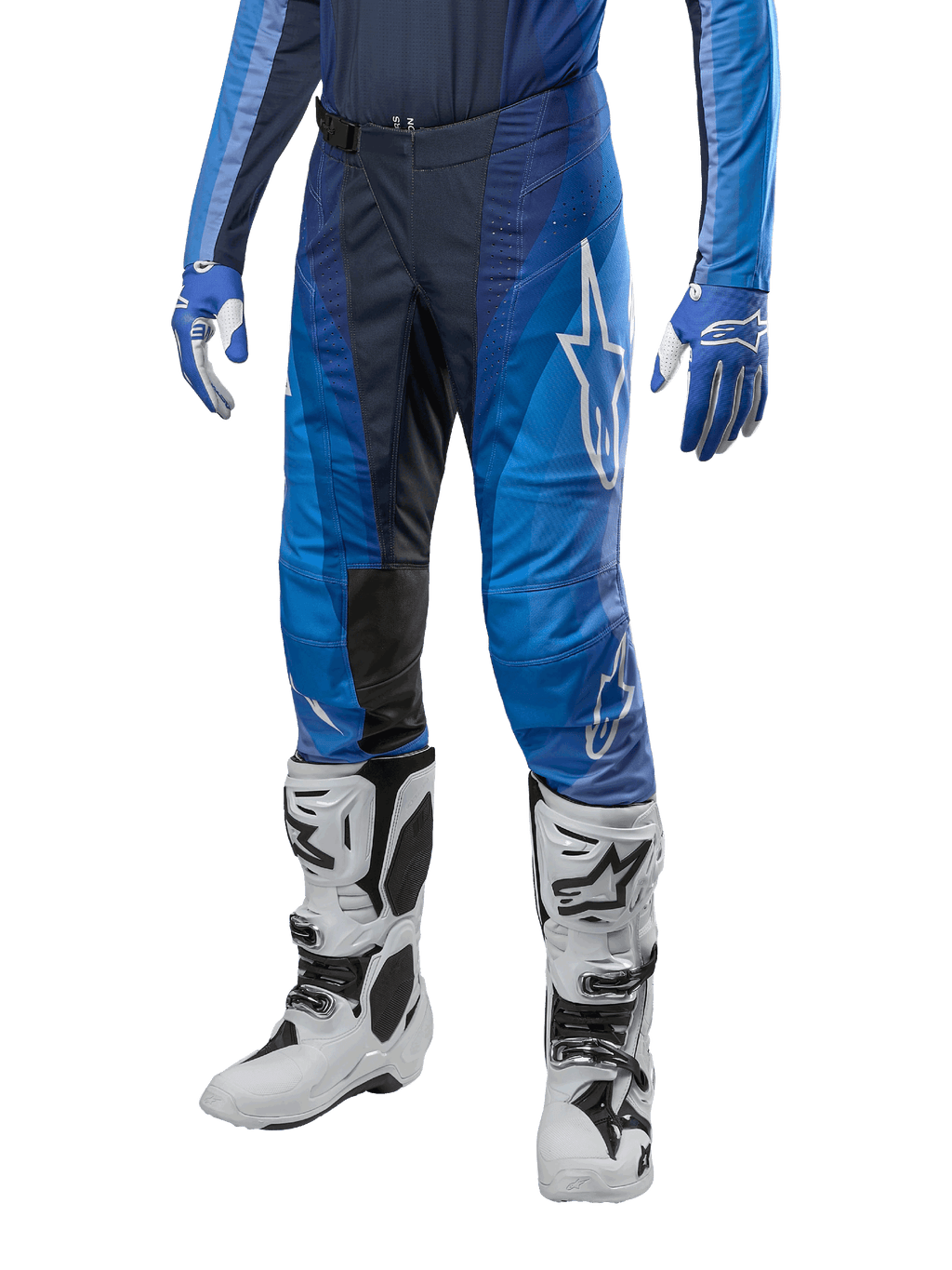 Alpinestars 2024 Techstar Pneuma byxor, motocrossbyxor, mörkblå och ljusblå, bärs med matchande blå tröja och vita stövlar, vit logotyp på låret, texturerade greppområden, sportig design för terrängkörning