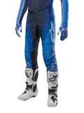 Alpinestars 2024 Techstar Pneuma byxor, motocrossbyxor, mörkblå och ljusblå, bärs med matchande blå tröja och vita stövlar, vit logotyp på låret, texturerade greppområden, sportig design för terrängkörning