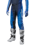 Alpinestars 2024 Techstar Pneuma byxor, motocrossbyxor, mörkblå och ljusblå, bärs med matchande blå tröja och vita stövlar, vit logotyp på låret, texturerade greppområden, sportig design för terrängkörning
