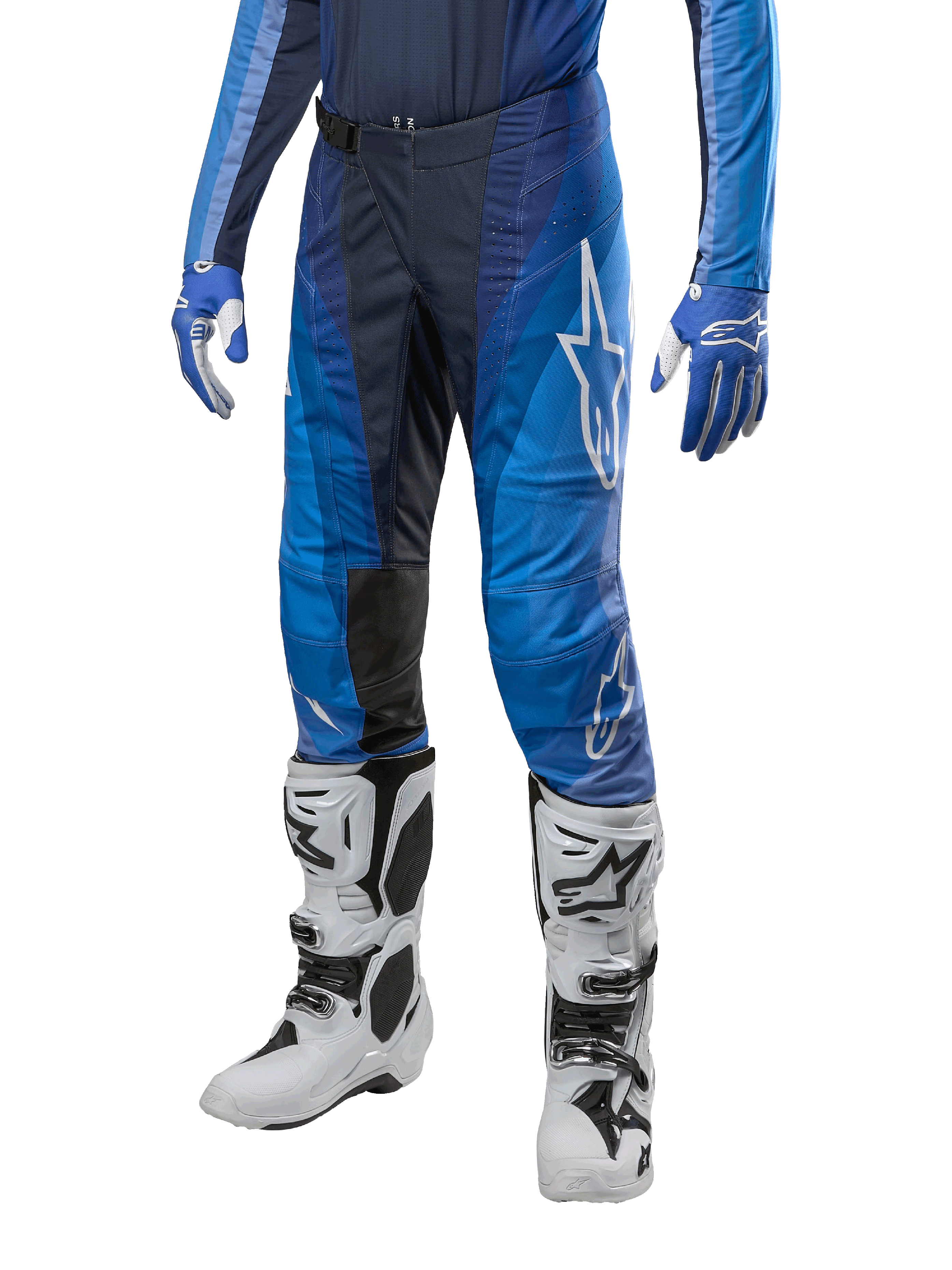 Alpinestars 2024 Techstar Pneuma byxor, motocrossbyxor, mörkblå och ljusblå, bärs med matchande blå tröja och vita stövlar, vit logotyp på låret, texturerade greppområden, sportig design för terrängkörning