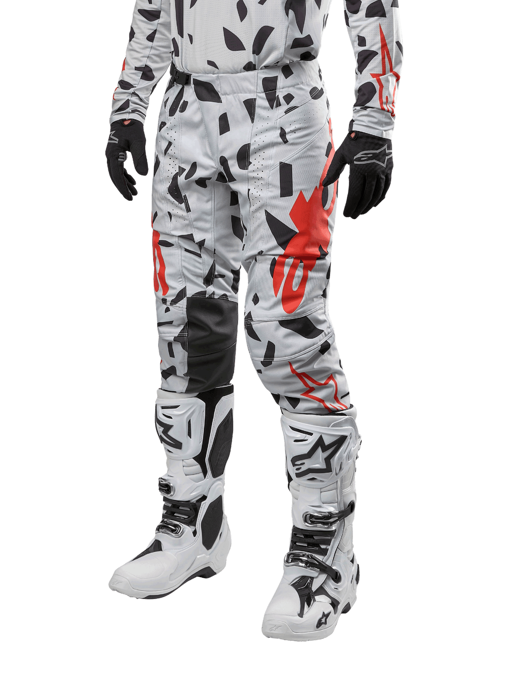 Alpinestars 2024 Techstar Rantera byxor, motocrossbyxor, Haze Gray Camo med svart och rött abstrakt mönster, bärs med matchande tröja, svarta handskar och vita motocross-stövlar, designade för högpresterande terrängkörning