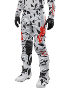 Alpinestars 2024 Techstar Rantera byxor, motocrossbyxor, Haze Gray Camo med svart och rött abstrakt mönster, bärs med matchande tröja, svarta handskar och vita motocross-stövlar, designade för högpresterande terrängkörning