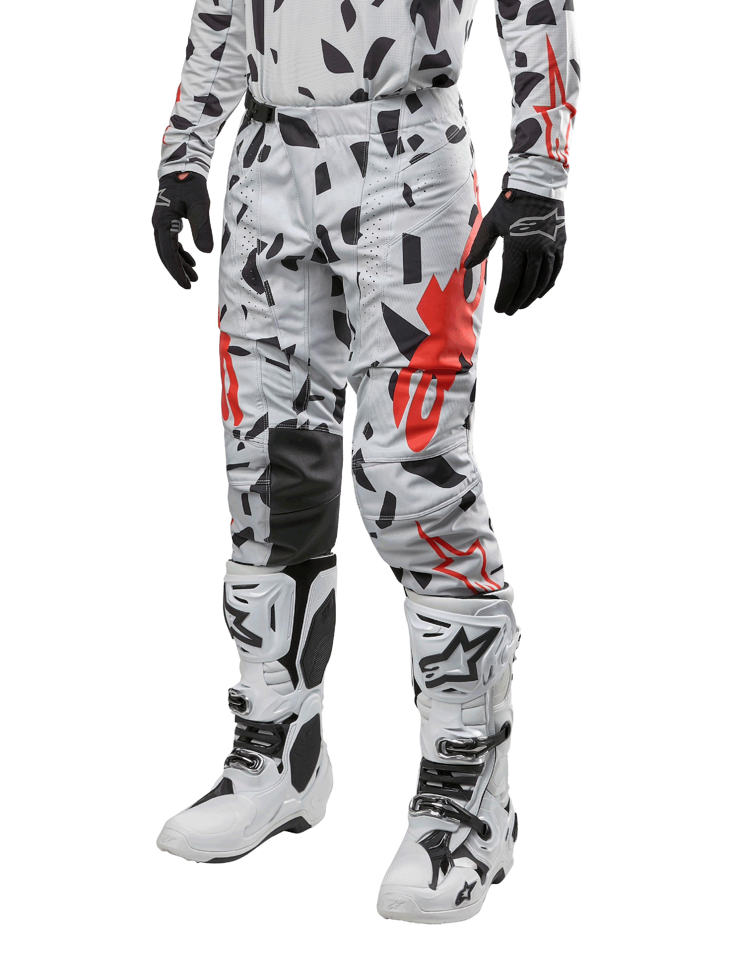 Alpinestars 2024 Techstar Rantera byxor, motocrossbyxor, Haze Gray Camo med svart och rött abstrakt mönster, bärs med matchande tröja, svarta handskar och vita motocross-stövlar, designade för högpresterande terrängkörning