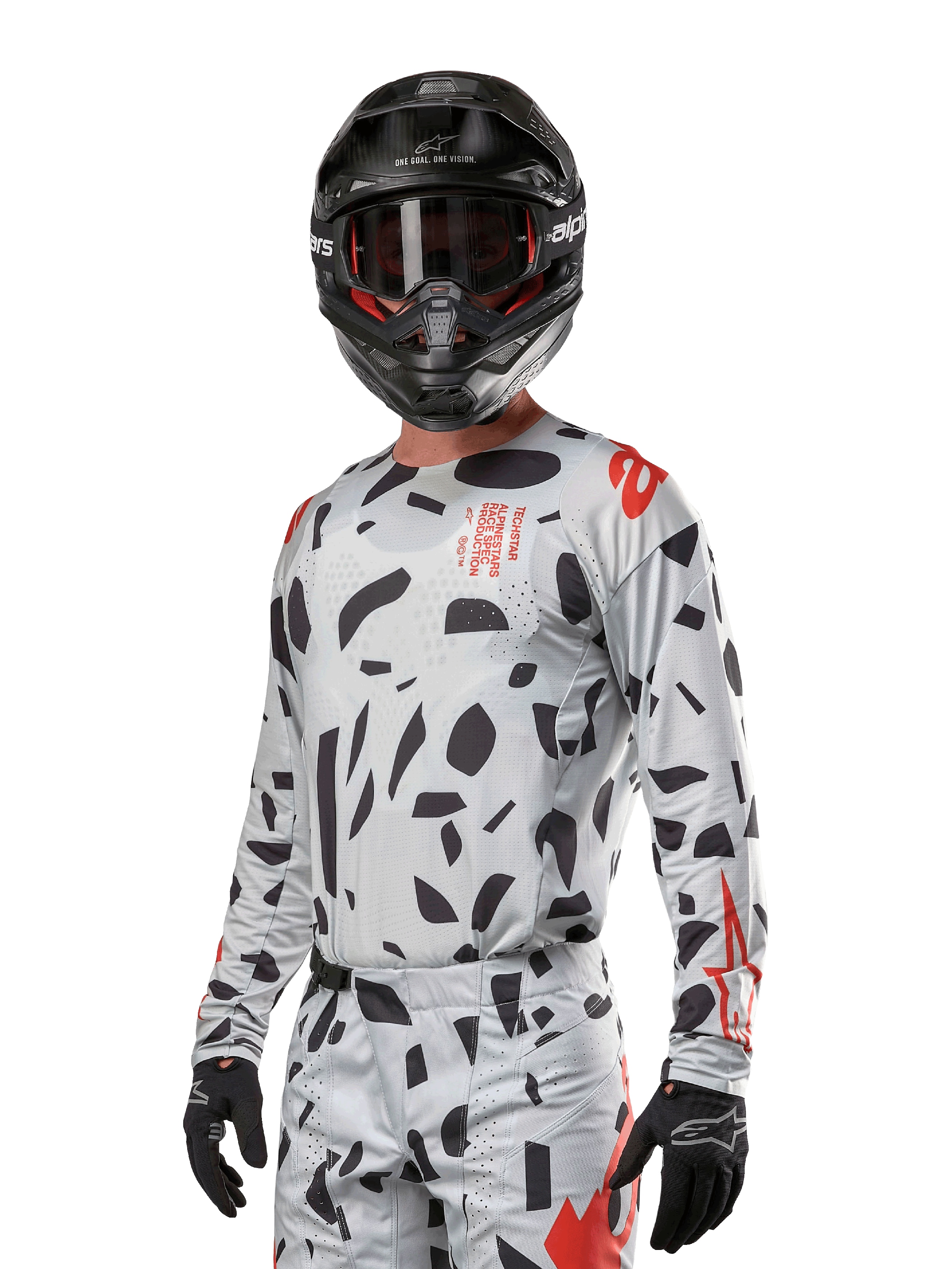 Alpinestars 2024 Techstar Rantera tröja, motocrosströja, Haze Gray Camo med svarta abstrakta mönster och röda accenter, långärmad design som bärs med matchande svart hjälm och handskar, teknisk racingutrustning för terrängkörning