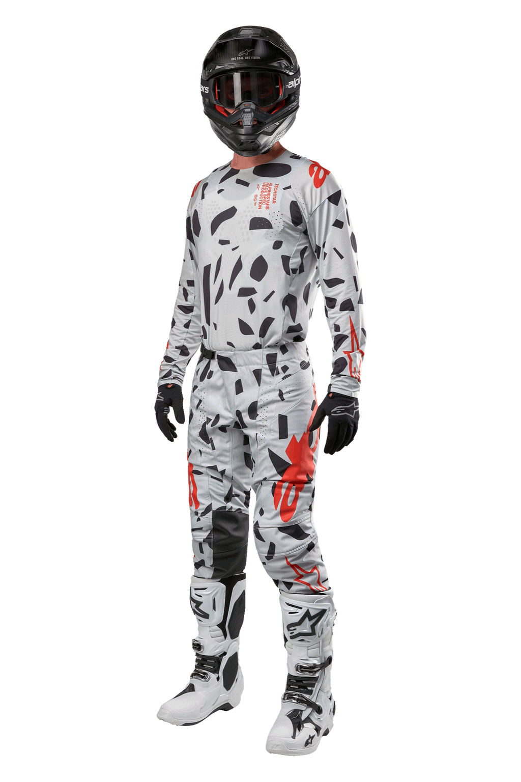 Alpinestars 2024 Techstar Rantera-byxor, motocrossbyxor, Haze Gray Camo, bärs med matchande tröja, svart hjälm samt vita och svarta stövlar, med svarta abstrakta mönster och röda detaljer, komplett utrustning för terrängkörning