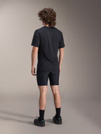 Alpinestars A-Dura Liner Shorts, svarta cykel-innerbyxor, baksida på modell, åtsittande stretchtyg med synliga sömmar för chamois-vaddering, kombinerat med en svart t-shirt och cykelskor, mountainbike-kläder