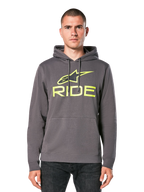 Alpinestars Ride Hoodie V 3, mörkgrå huvtröja med limegrön RIDE-logotyp, känguruficka fram och luva med dragsko, vardaglig motorsport-inspirerad streetwear
