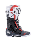 Alpinestars Tech 10 Supervented stövlar, motocross-stövlar, svart, vit, mellangrå och röd, sidoprofilvy med flera spännen, ventilerade paneler och röda Alpinestars-logotyper, teknisk design för terrängkörning