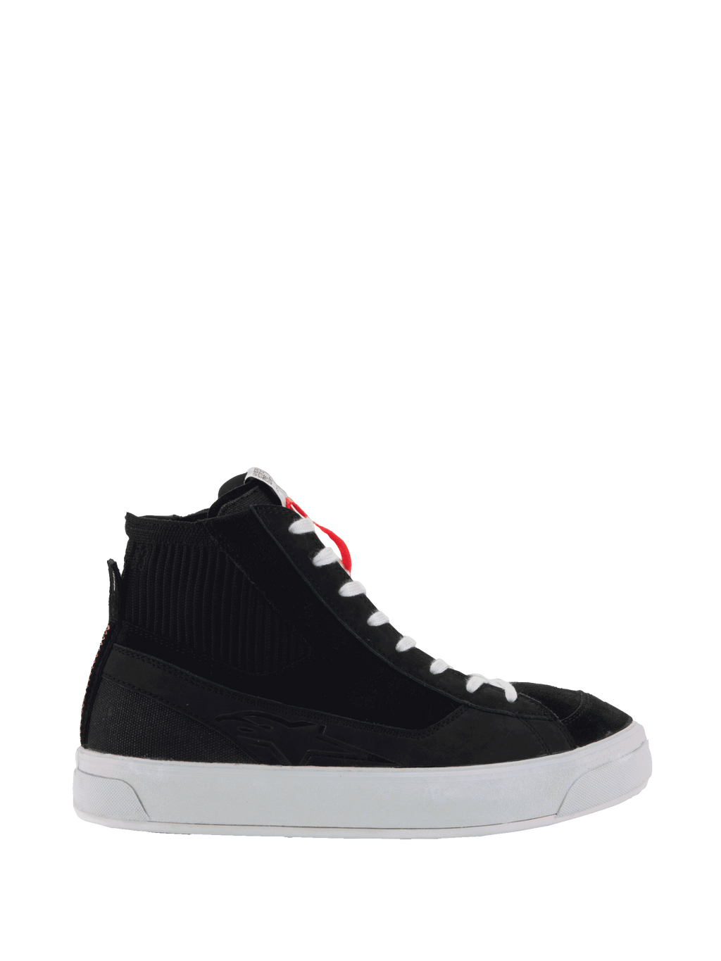 Alpinestars Stella Stated Podium Shoes, höga mc-sneakers för dam, svarta och vita, räfflad struktur vid ankeln, vita skosnören, tjock vit vulkaniserad sula, röd hälögla, elegant urban design med präglat sidomönster